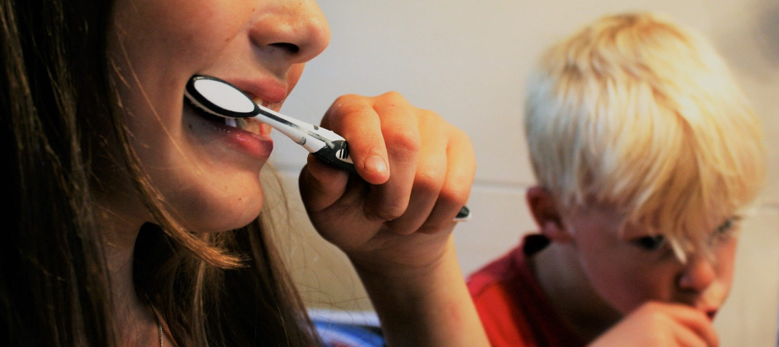 Niños cepillándose los dientes