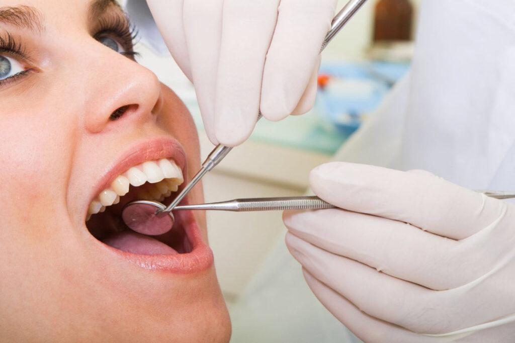 Las visitas rutinarias al dentista son esenciales para la prevención dental