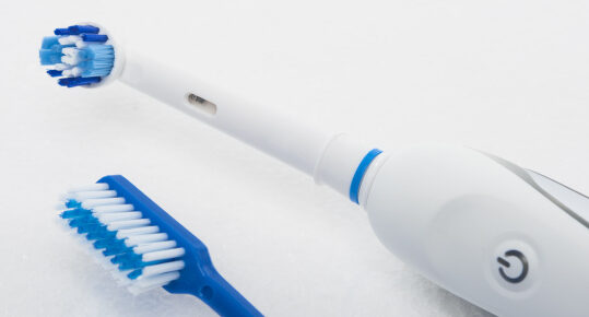 ¿Cepillo de dientes manual o eléctrico?