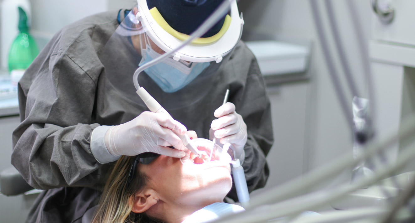 Realización de un blanqueamiento dental en Dental Roca a una chica