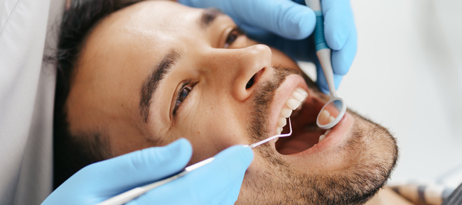 Revisión de los implantes dentales a un paciente