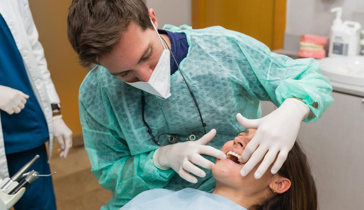 Revisión en Dental Roca por síntomas de bruxismo dental