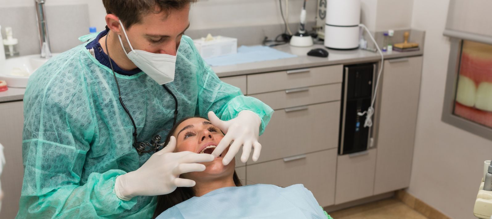 Tratamiento de ortodoncia invisible con ataches